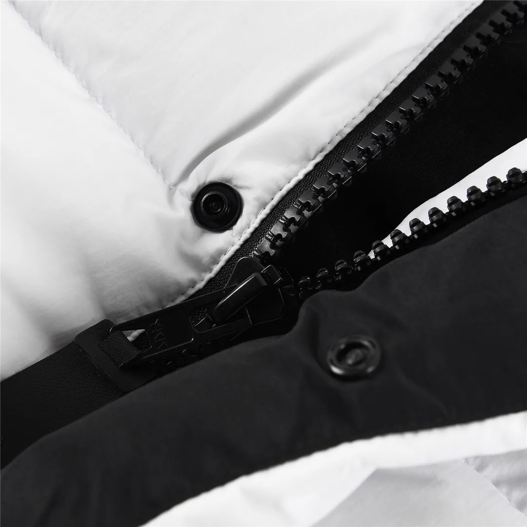P780 CANADA GOOSE/Canada Goose Junction/3M Reflective Black Label Parker/2602LB Ouyang Nana's same Junction Parker is made of CORDURA@'s super-soft EnduraLuxe fabric, which enhances the durability of easy-to-wear parts, making it lightweight and durable. 360-degree reflective strips on the collar improve visibility in low-light environments. Features a removable hood for easy transition into warmer weather. Removable premium insulated hood can be adjusted both ways Color: Black White Sizes: XS-XXL